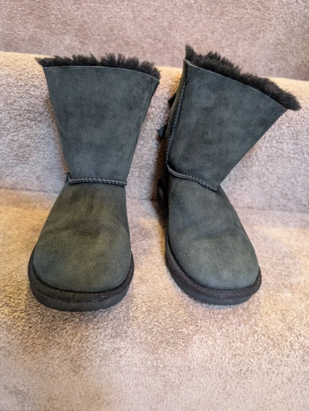 Ugg kids Bailey Bow II boot black suede sheepskin will lined kids size 3